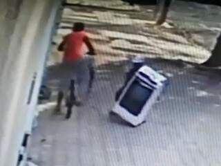 Flagra de carro sem roda e briga envolvendo PM est&atilde;o entre v&iacute;deos mais vistos