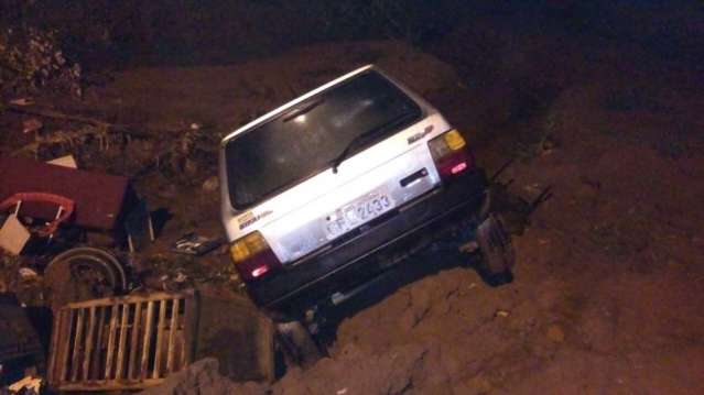 Motorista embriagado &eacute; detido depois de cair em vala no fim de avenida