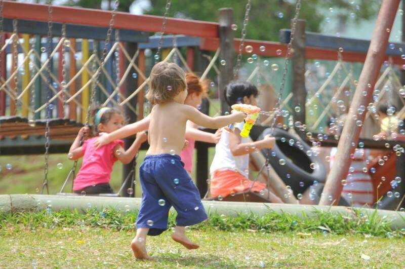 Criançada se diverte com jogos populares no Parque da Sementeira, IMD