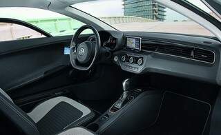 O interior é simples e possui peças herdadas de outros modelos VW.