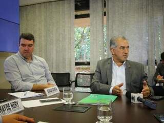À esquerda, secretário de Governo, Eduardo Riedel,
 com o governador de MS, Reinaldo Azambuja, PSDB. (Foto: André Bittar).