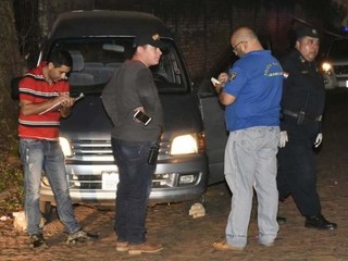 Policiais no local onde agente penitenciário e o filho foram mortos, em agosto, no Paraguai (Foto: ABC Color)