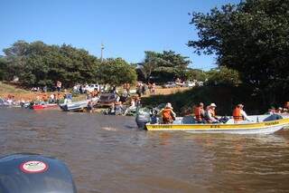 Limpeza do Rio Paraná durante mutirão realizado em 2014; edição deste ano será domingo (Foto: Divulgação)