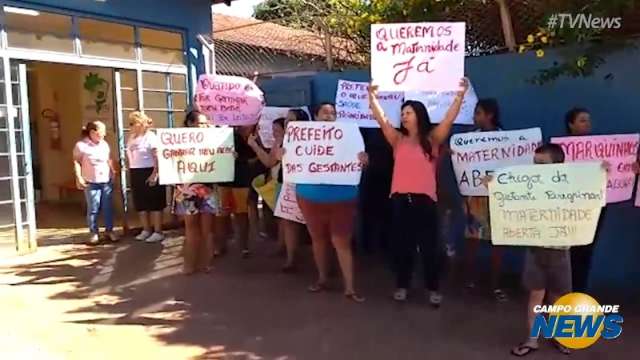 Mulheres protestam em maternidade que h&aacute; tr&ecirc;s meses n&atilde;o realiza partos