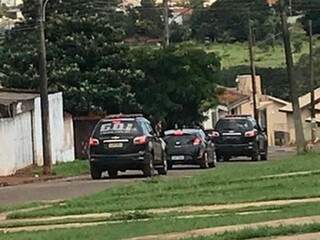 Viaturas pelas proximidades de onde houve a troca de tiros, na fronteira. (Foto: Ponta Porã Informa) 
