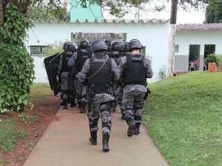 23 militares do Choque entraram para realizar a vistoria (Foto: Marcos Ermínio)