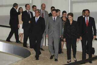 Dilma, ladeada pelos governadores Agnelo Queiroz (DF), à direita, e Marconi Perillo (GO) e André Puccinelli (MS), à esquerda. (foto: Wilson Dias/ABr).