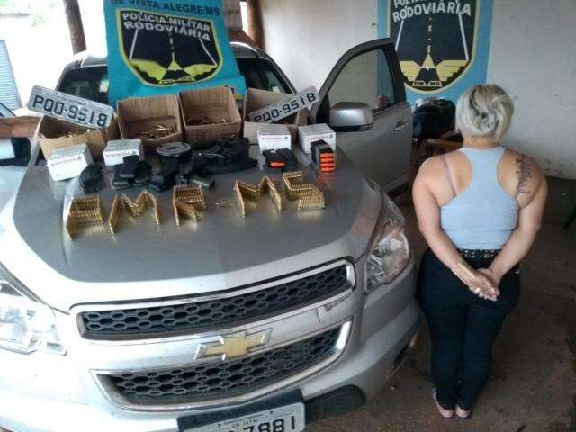 Mulher que viajava com a filha de 5 anos &eacute; pega com fuzil AK 47