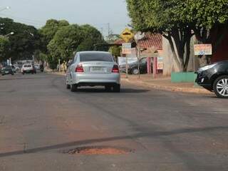 Na rua paralela, Presidente Vargas, buracos continuam. (Fotos: Marcos Ermínio) 