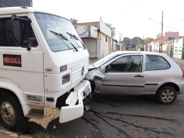 Mulher invade a contram&atilde;o e bate em caminh&atilde;o estacionado 