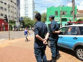 Policiais vigiam entorno da Praça Ary Coelho em Campo Grande (Foto: Marcos Ermínio/arquivo)