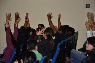 Jovens surdos e mudos tremulando as mãos para aplaudir aprovação (Foto: Cleber Gellio)