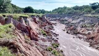 Margens do Mimoso, um dos afluentes do Laranjal; produtores denunciam que erosão voltou a poluir córregos (Foto: Divulgação)