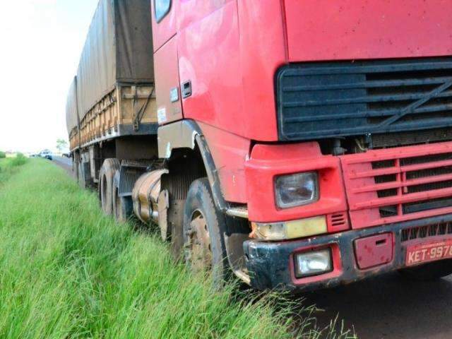 Motoristas saem ilesos e carro fica destru&iacute;do em colis&atilde;o com carreta