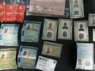 Polícia encontrou com os suspeitos vários documentos falsificados. (Foto: Divulgação/GOI)