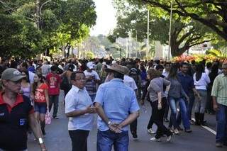 Multidão se aglomera na avenida Afonso Pena