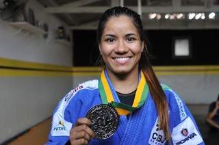 Larissa exibe medalha de prata conquistada no mundial Sub-21. (Foto: Alcides Neto)