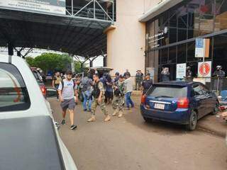 Policiais paraguaios protegem chegada de traficante brasileiro, preso ontem (Foto: Ultima Hora)