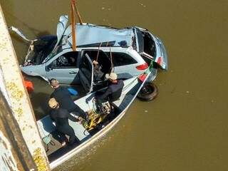 Carro foi tirado do rio com ajuda de um trator. (Foto: Divulgação)