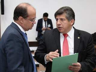 Deputados José Carlos Barbosa (DEM) e Lídio Lopes (PEN) durante sessão (Foto: Victor Chileno/ALMS)