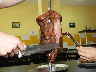 Garçom serve carne para cliente em churrascaria da Capital (Foto: Arquivo)