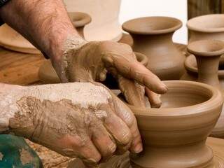 Que tal aprender uma nova arte: a cerâmica. 