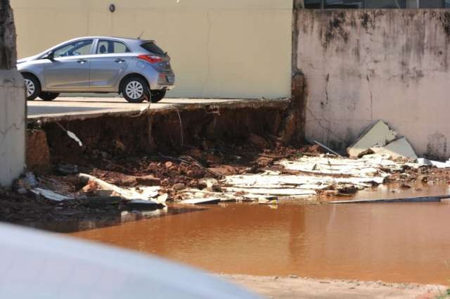 Vento leva forro de posto, derruba muro e danifica rede el&eacute;trica no centro