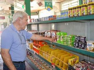 Roberto Carlos Carmo verificando o que precisa comprar para mercearia (Foto: Alana Portela)