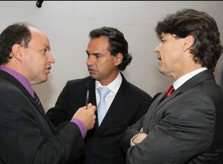 O líder do governo, Junior Mochi (PMDB), conversa com Paulo Duarte (PT) e Marquinhos Trad (PMDB), que votou mais uma vez contra matéria do governo. (Foto: Wagner Guimarães/ALMS)
