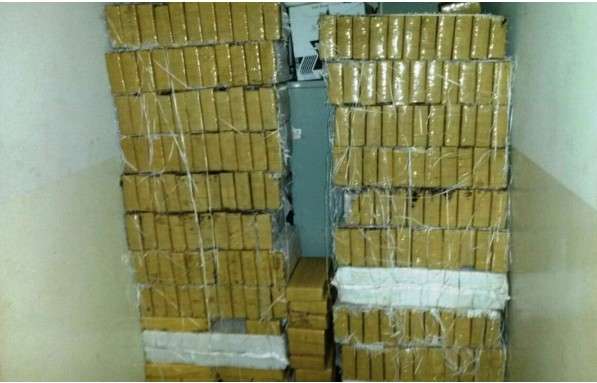 Caminhonete com 1,5 tonelada de maconha &eacute; abandonada em canavial 