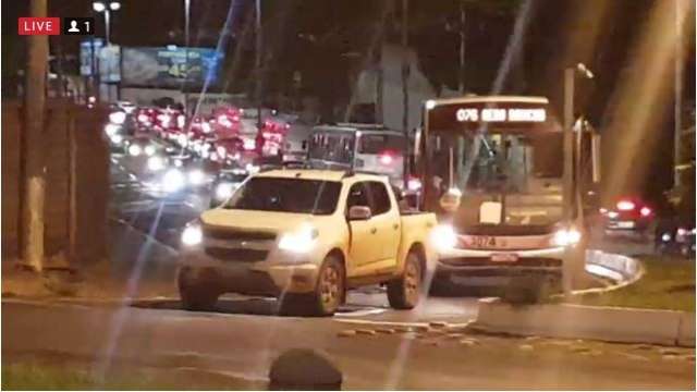 AO VIVO: hor&aacute;rio de pico causa lentid&atilde;o em rotat&oacute;ria da Capital