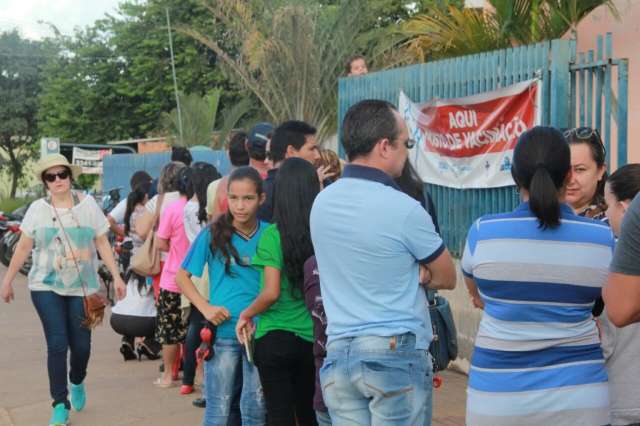 Primeiro dia de vacina contra gripe liberada tem filas em postos de sa&uacute;de