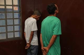 No total foram presos dois maiores e apreendidos três adolescentes. (Foto: Marcos Ermínio) 