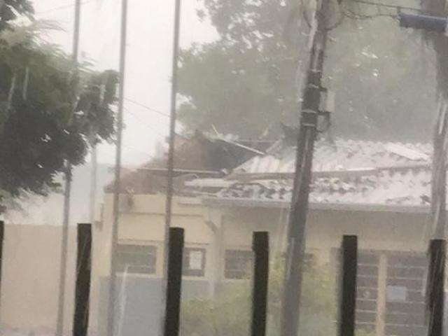 Chuva e ventos de 131 km/h causam destrui&ccedil;&atilde;o em Ribas do Rio Pardo
