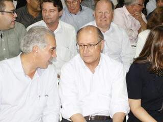 Governador Reinaldo Azambuja ao lado do pré-candidato, durante o encontro. (Foto: Helio de Freitas) 