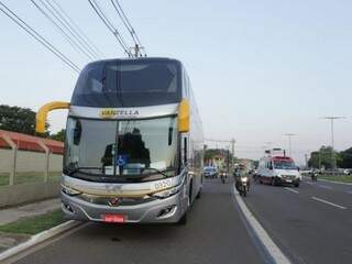 Ônibus atingiu as vítimas ao fazer conversão (Foto: Kisie Ainoã)