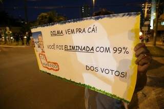 No protesto,  grupo cobra saída de Dilma e faz alusão à &quot;eliminação&quot; do programa Big Brother Brasil. (Foto: Marcos Ermínio)
