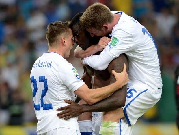Com gols de Pirlo e Balotelli, It&aacute;lia vence M&eacute;xico no Maracan&atilde;