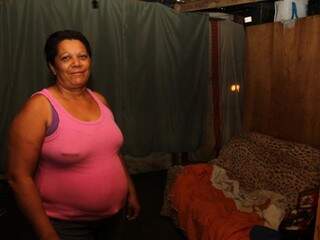 Dona Nazaré cobre os buracos da casa com lonas e lencóis. (Foto: Marcos Ermínio)