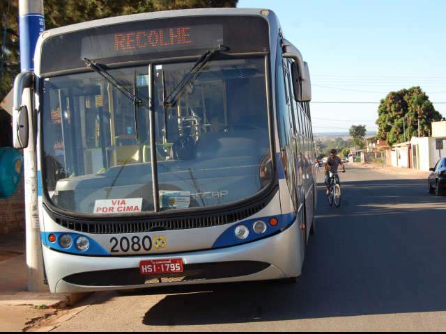  Ciclista tem traumatismo craniano ap&oacute;s bater em &ocirc;nibus em Campo Grande