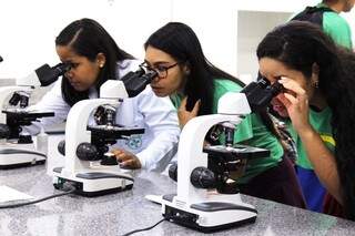 Estudantes podem observar células em microscópios. A Feira das Profissões acontece até às 22h desta quinta-feira (6). (Foto: Divulgação)