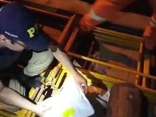 Carga contrabandeada foi encontrada pelos policiais embaixo de andaimes de madeira (Foto: PRF)