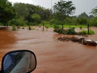 Ponto de alagamento registrado em Ribas do Rio Pardo após chuva nesta segunda-feira (27). (Foto: Direto das Ruas)