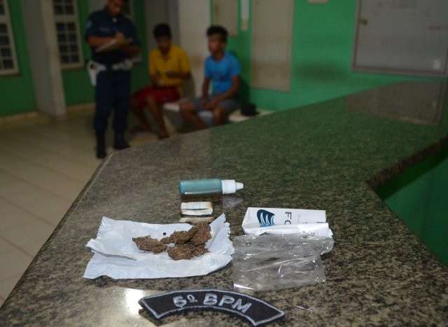 Adolescentes compram droga em posto de combust&iacute;veis e s&atilde;o pegos pela Pol&iacute;cia