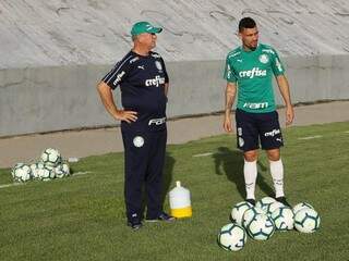Luiz Felipe Scolari conversa com Moisés em treino de bola parada (Foto: Palmeiras/Divulgação)