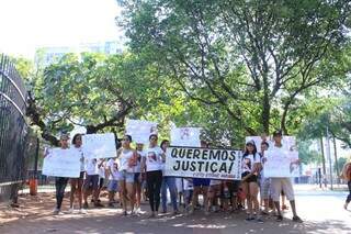 Grupo segue pela Avenida Afonso Pena, pedindo Justiça sobre o crime (Foto: Marina Pacheco)