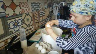 Antônio na cozinha, fazendo receitas que aprende em casa e na escola. (Foto: Danielle Naves)