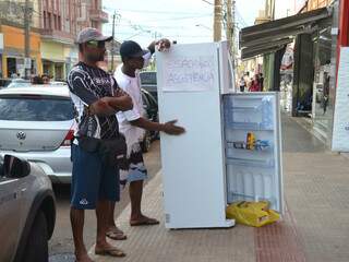 Eletrodoméstico foi colocado em frente a loja no início da tarde de ontem. (Foto: Simão Nogueira)