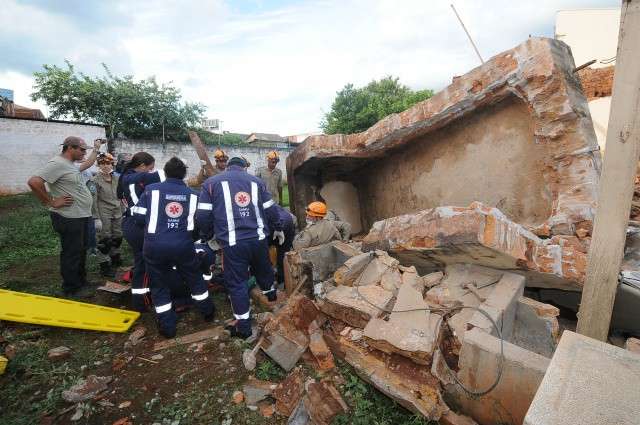 Trabalhador tem pernas esmagadas em obra de reforma de im&oacute;vel
