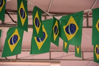 Estabelecimento já se enfeita com as bandeirolas brasileiras (Foto: Marcos Ermínio)